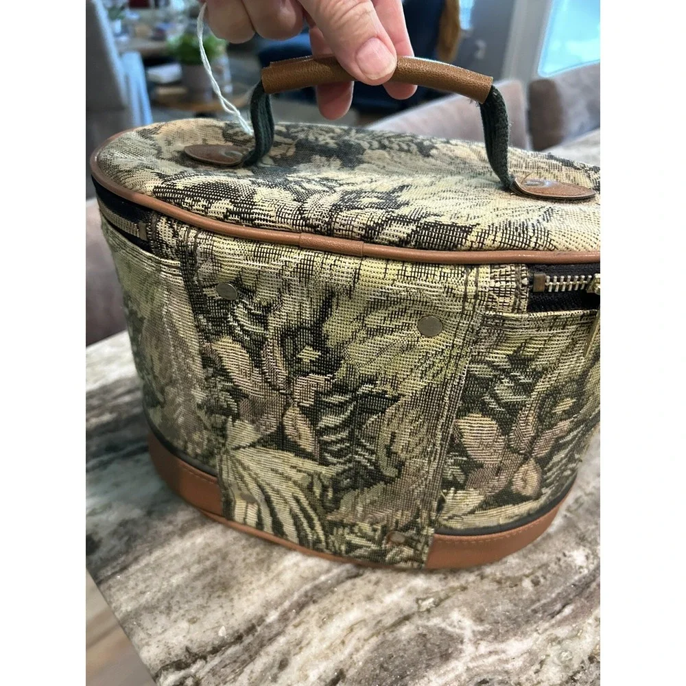 VTG American Tourister Tapestry Oval Train Case Carry On Luggage Bag Makeup